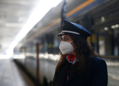 Roma: mamma prende valigie ma treno riparte e neonata in passeggino resta sola