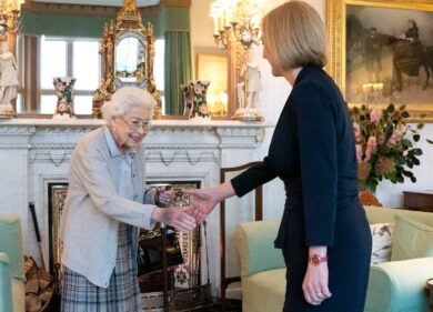 Regno Unito, la Regina Elisabetta non sta bene: medici “preoccupati”