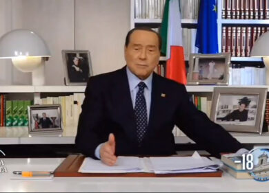 Berlusconi da Vespa racconta l’aneddoto del bidet e imita Gheddafi. VIDEO