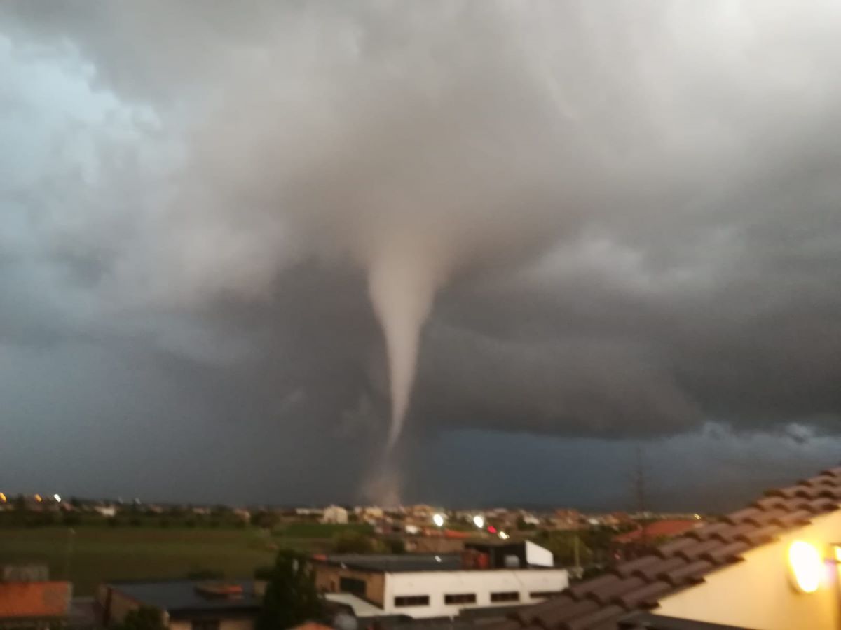 Allarme maltempo: tornado, tromba d’aria, frane, allagamenti e nubifragio Allarme maltempo: tornado, tromba d’aria, frane, allagamenti e nubifragio