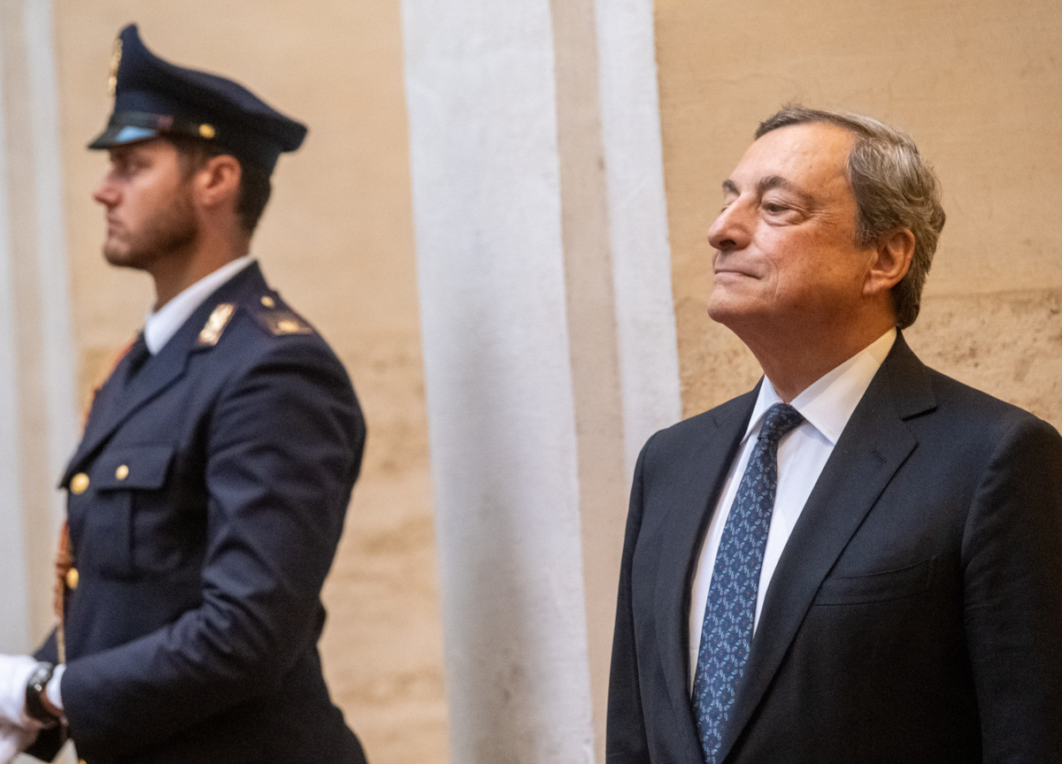 Sondaggi, il leader più amato è nettamente Draghi, Conte ha superato Meloni Sondaggi, il leader più amato è nettamente Draghi, Conte ha superato Meloni