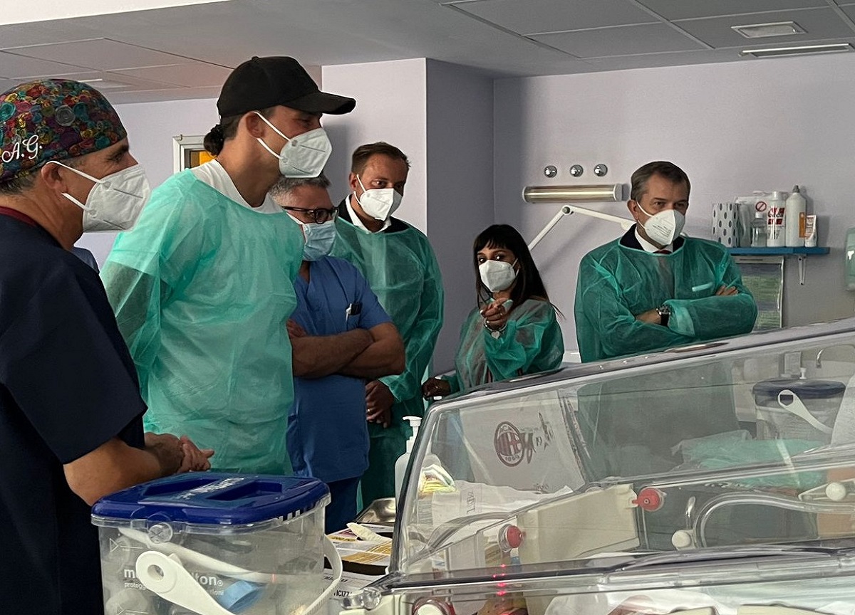 Ibrahimovic in visita a Cardiochirurgia pediatrica a San Donato. FOTO Ibrahimovic in visita a Cardiochirurgia pediatrica a San Donato. FOTO