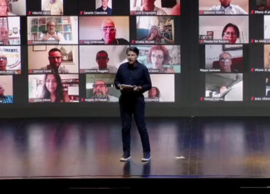 Elezioni, Conte in stile Steve Jobs presenta programma M5s. “Fermiamo dl armi”