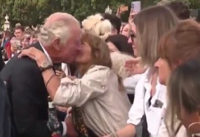 Bagno di folla per Re Carlo III: una suddita gli “strappa” un bacio