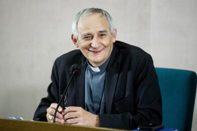 “Il Covid danneggia la salute, la Chiesa torni al centro”: l’appello a Zuppi