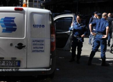 Mestre, spari in un centro commerciale: panico tra la folla, ferita la guardia