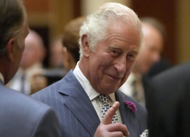 Monete, inno, bandiera: da Elisabetta a Carlo, tutto sul royal rebranding