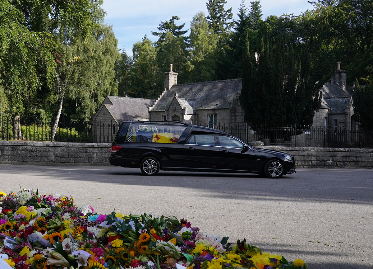 Elisabetta II lascia Balmoral per ultimo viaggio. Carlo incontra Commonwealth Elisabetta II lascia Balmoral per ultimo viaggio. Carlo incontra Commonwealth