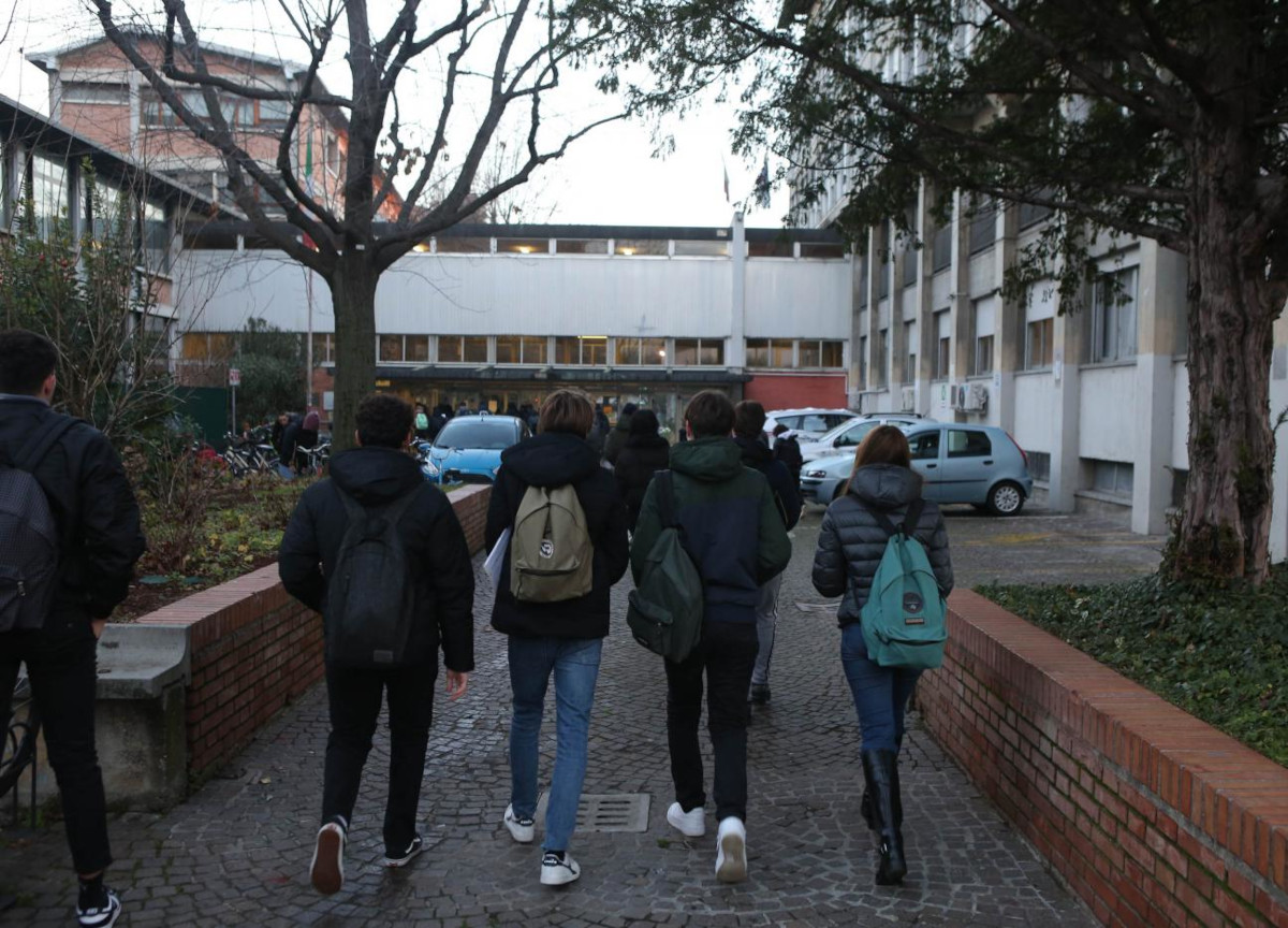 Ripartono le lezioni ma al primo giorno di scuola sono assenti i professori Ripartono le lezioni ma al primo giorno di scuola sono assenti i professori