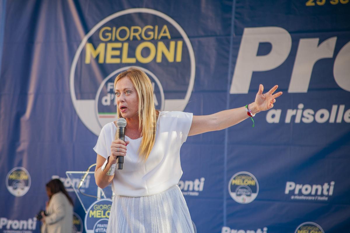 Meloni punta sul Nord e sfida l’Ue: “Pacchia finita, difenderemo l’Italia” Meloni punta sul Nord e sfida l’Ue: “Pacchia finita, difenderemo l’Italia”