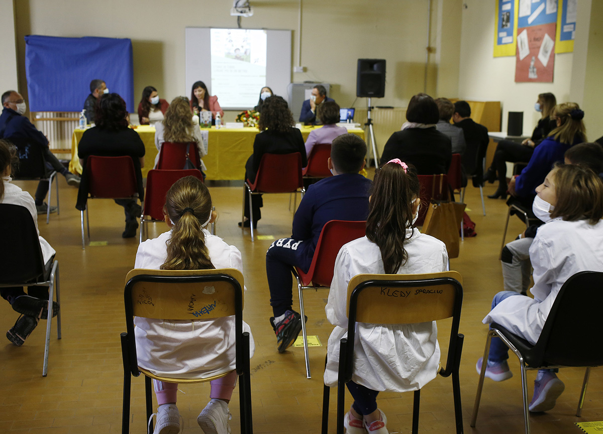 Ripartono le lezioni ma al primo giorno di scuola sono assenti i professori Ripartono le lezioni ma al primo giorno di scuola sono assenti i professori