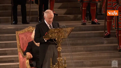 Carlo III al Parlamento cita Shakespeare per ricordare Elisabetta: “Modello di tutti i principi”