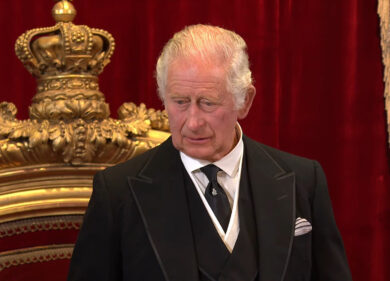 Carlo III, sudditi del Commonwealth in agitazione. Parte la fuga dalla Corona