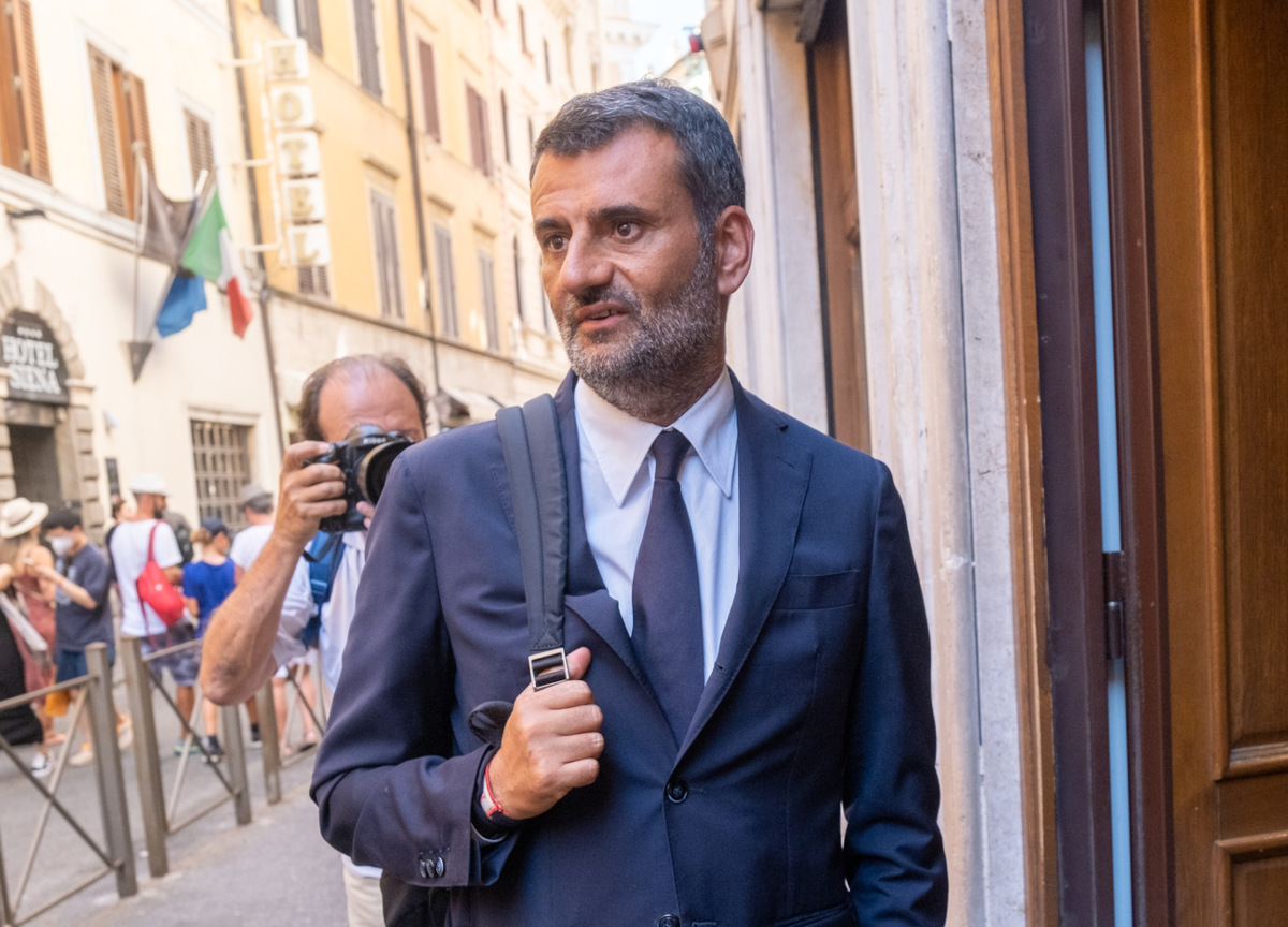 Pd, si pensa già al post-Letta. In caso di flop alle elezioni piace Decaro Pd, si pensa già al post-Letta. In caso di flop alle elezioni piace Decaro