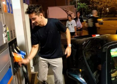 Leclerc a secco con la sua Ferrari  si ferma dal benzinaio a Monza. FOTO