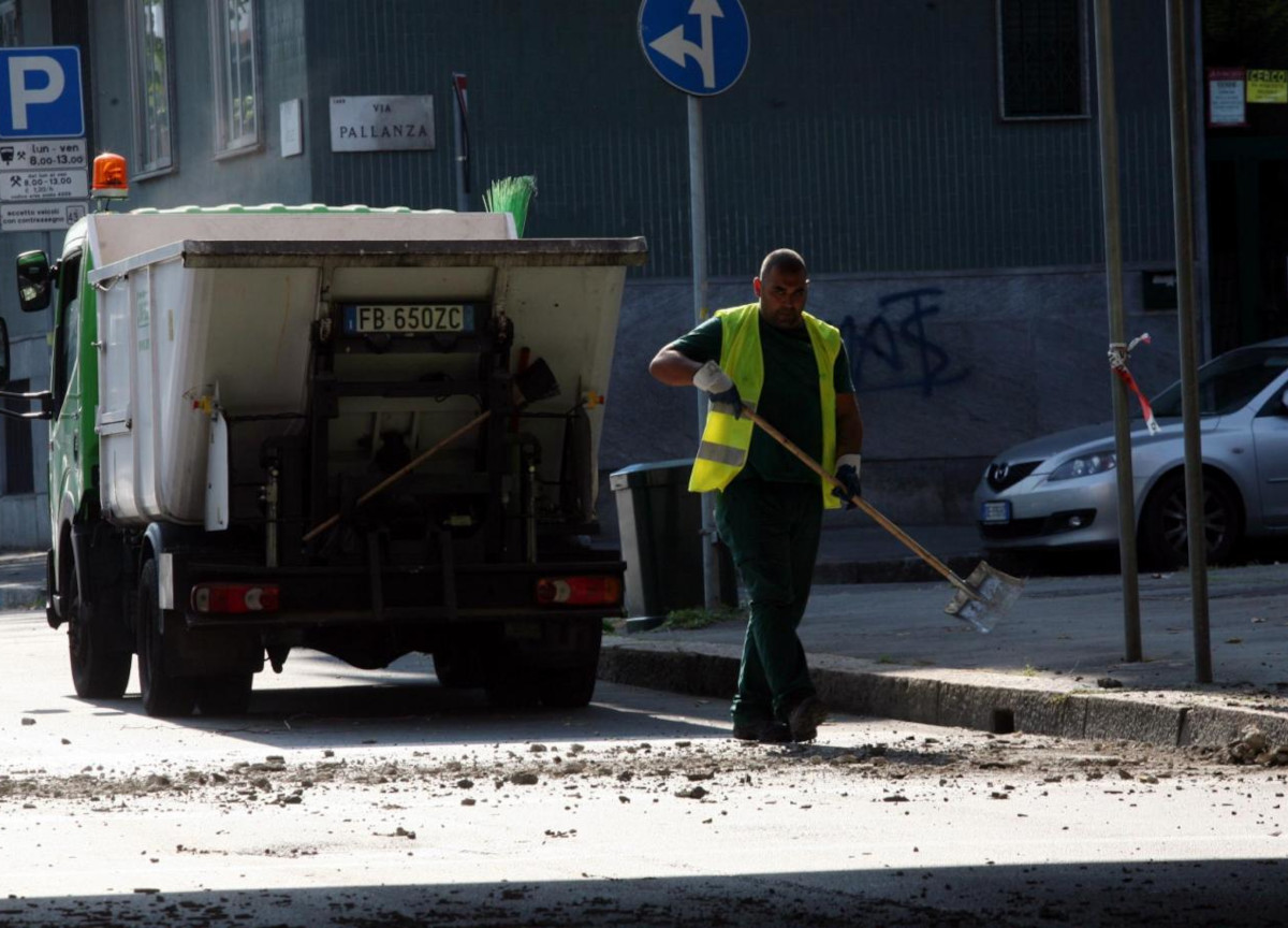 Napoli, 26mila aspiranti netturbini: anche 1000 laureati. “Vogliamo lavorare” Napoli, 26mila aspiranti netturbini: anche 1000 laureati. “Vogliamo lavorare”
