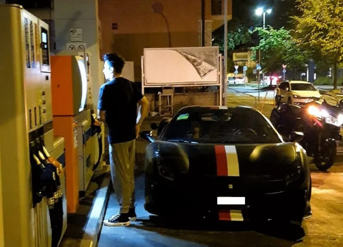 Leclerc a secco con la sua Ferrari  si ferma dal benzinaio a Monza. FOTO