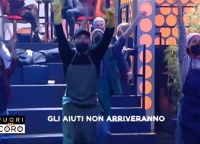 Mario Giordano scatenato contro l’Europa canta sulle note di “Paloma”. VIDEO