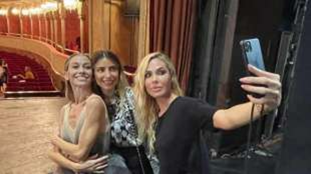 Ilary Blasi va a teatro, dopo l’intervista bomba di Francesco Totti Ilary Blasi va a teatro, dopo l’intervista bomba di Francesco Totti