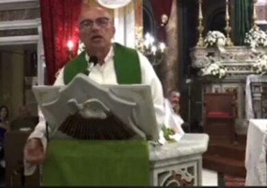 Il prete chiede offerte più generose ai fedeli: “È  aumentato tutto”. VIDEO