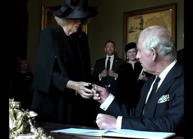 Re Carlo III si sporca con la penna mentre firma e si arrabbia