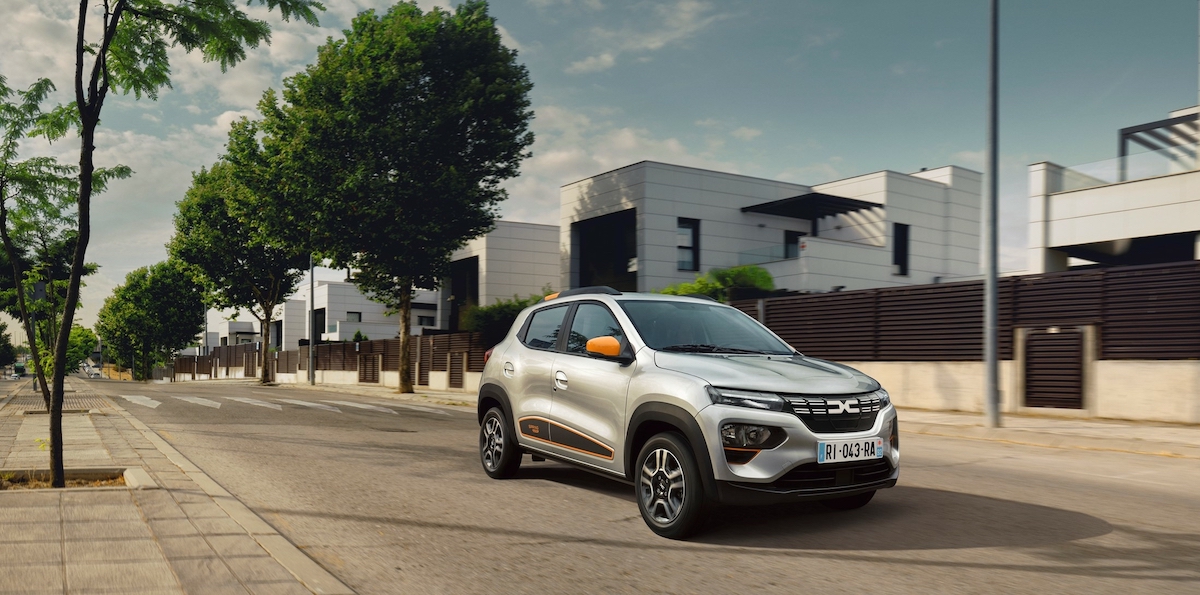 Dacia Spring: l’elettrica cambia look con la nuova brand identity Dacia Spring: l’elettrica cambia look con la nuova brand identity