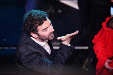 Alberto Matano show per i suoi 50 anni. Monumento al trash