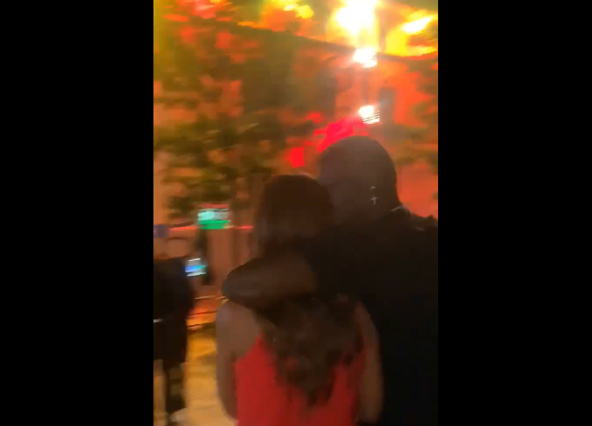 Balotelli sorpreso mentre barcolla fuori da un bar in Svizzera Balotelli sorpreso mentre barcolla fuori da un bar in Svizzera