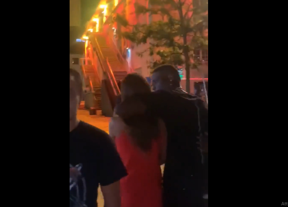 Balotelli sorpreso mentre barcolla fuori da un bar in Svizzera Balotelli sorpreso mentre barcolla fuori da un bar in Svizzera