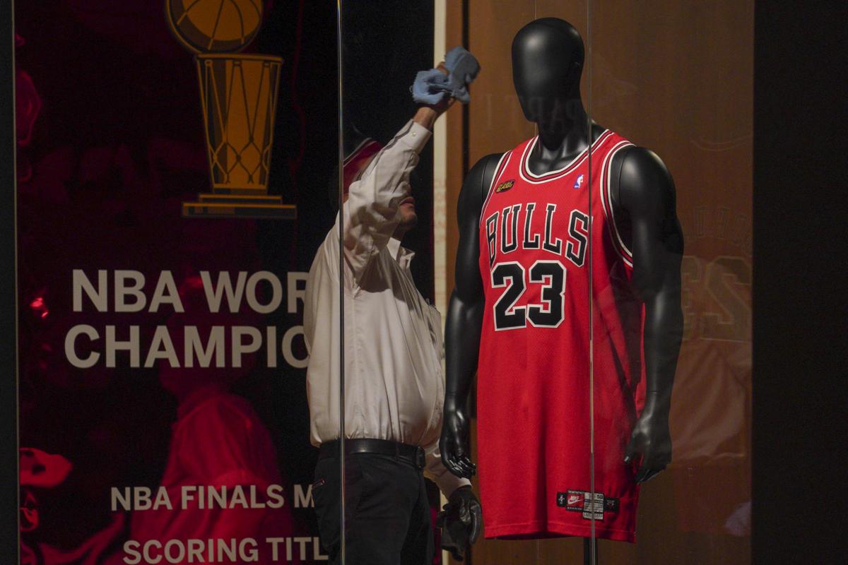 Michael Jordan batte Maradona: maglia 23 venduta all’asta a un prezzo “folle” Michael Jordan batte Maradona: maglia 23 venduta all’asta a un prezzo “folle”