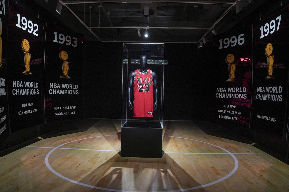Michael Jordan batte Maradona: maglia 23 venduta all’asta a un prezzo “folle” Michael Jordan batte Maradona: maglia 23 venduta all’asta a un prezzo “folle”