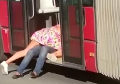 Roma Termini, simulano un atto sessuale sul bus: immortalati dai passanti