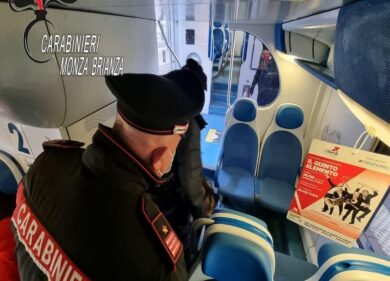 Si siede in treno vicino a una 17enne, la filma e si masturba