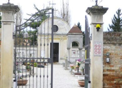 Cooperativa funebre perde le ceneri di una donna: condannata al risarcimento