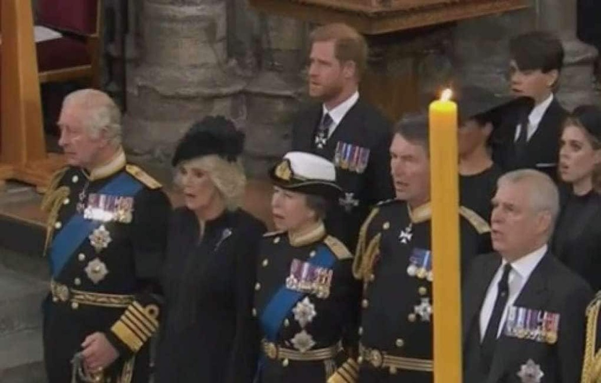Elisabetta II, Harry durante il funerale non canta l’inno “God Save The King” Elisabetta II, Harry durante il funerale non canta l’inno “God Save The King”