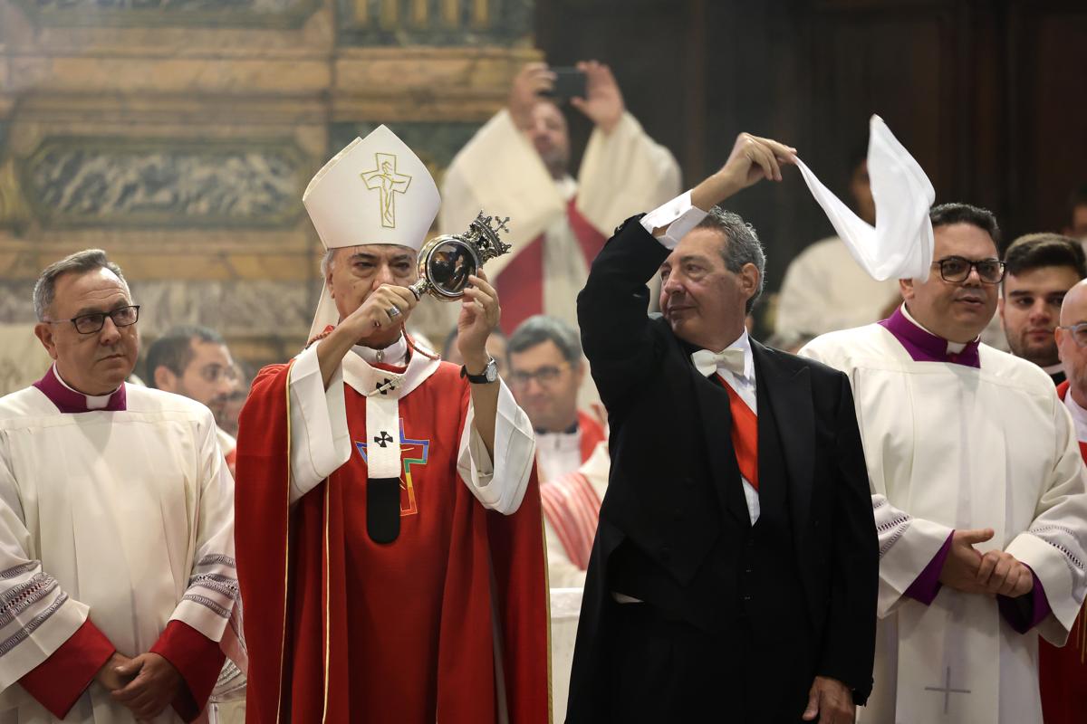 Galleria foto 'Napoli: San Gennaro fa miracolo, il sangue si è sciolto' - foto 1