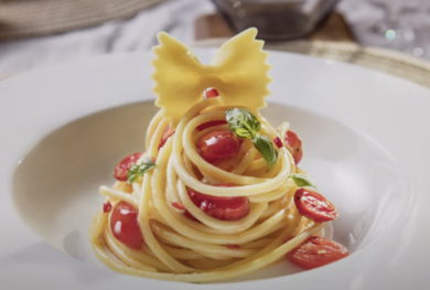 De Cecco, on air il nuovo spot: continua la saga con Can Yaman-Claudia Gerini