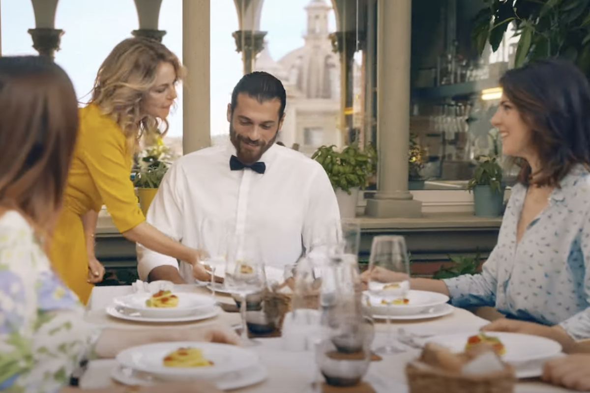 Galleria foto 'De Cecco, on air il nuovo spot: continua la saga con Can Yaman-Claudia Gerini' - foto 1