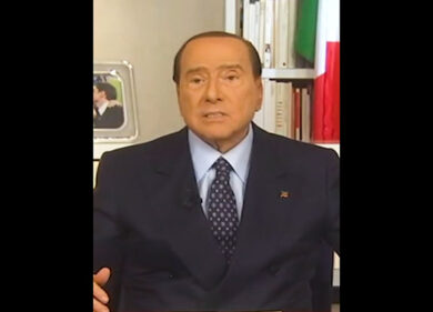 Berlusconi uccide una mosca durante una diretta. Video esilarante