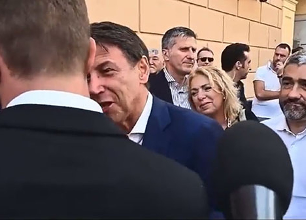 Elezioni 2022, Conte intona “Bella ciao” e la folla lo segue. VIDEO Elezioni 2022, Conte intona “Bella ciao” e la folla lo segue. VIDEO