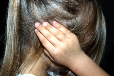 Latina, patrigno orco violenta la figliastra di 12 anni, arrestato
