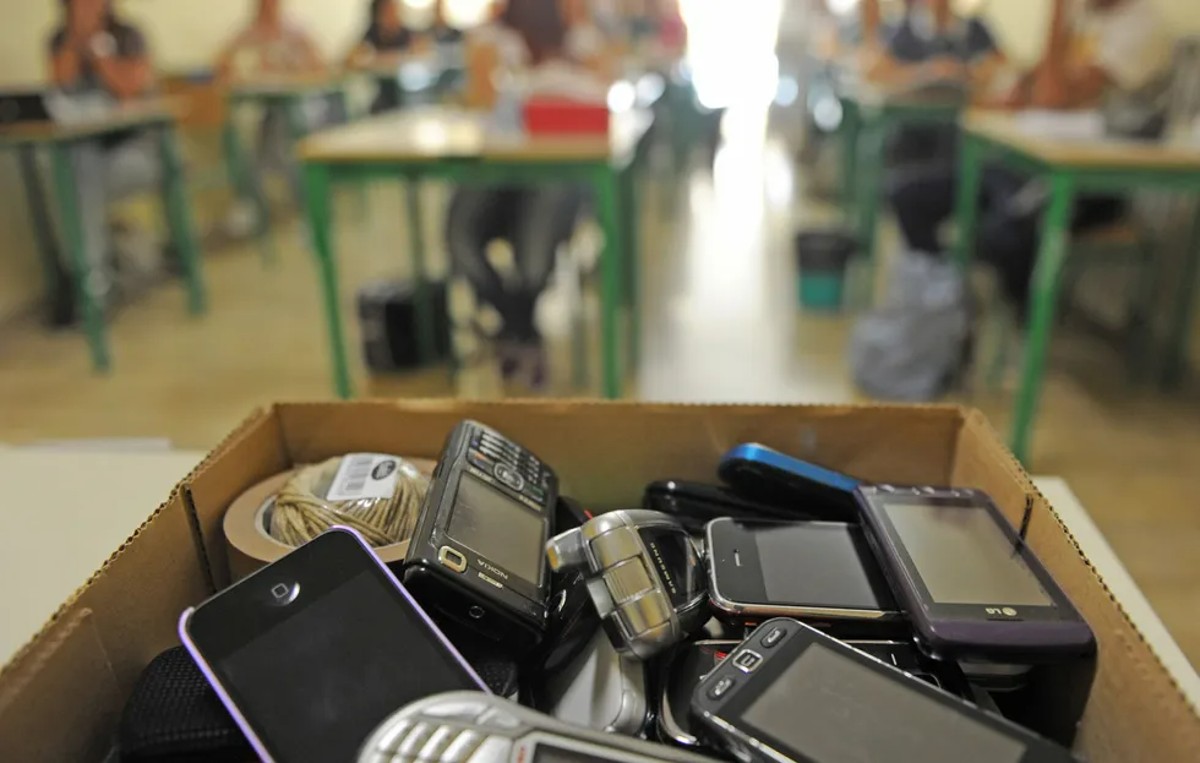 Scuola, la preside convince prof e alunni a lasciare i cellulari nel cassetto Scuola, la preside convince prof e alunni a lasciare i cellulari nel cassetto