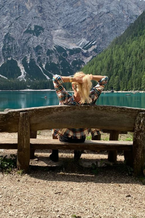 Ilary Blasi ironizza e pubblica le “corna” via social Ilary Blasi ironizza e pubblica le “corna” via social