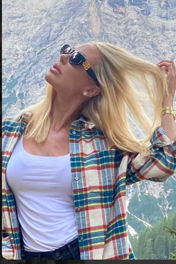 Ilary Blasi ironizza e pubblica le “corna” via social Ilary Blasi ironizza e pubblica le “corna” via social