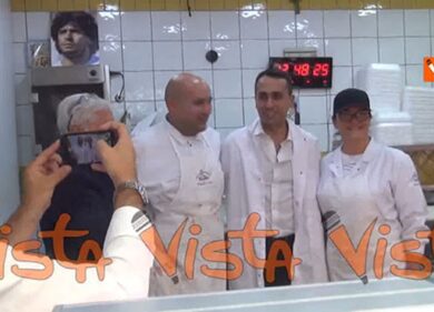 Di Maio s’allena per il dopovoto: al mercato con il camice da macellaio. VIDEO