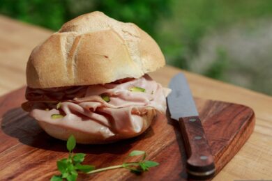 Ladri di mortadella, i dieci dipendenti non mangiavano scarti e rubavano