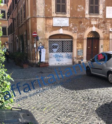 Roma: Salvini e Meloni, il bacio tra fratelli serpenti. Spunta il murales
