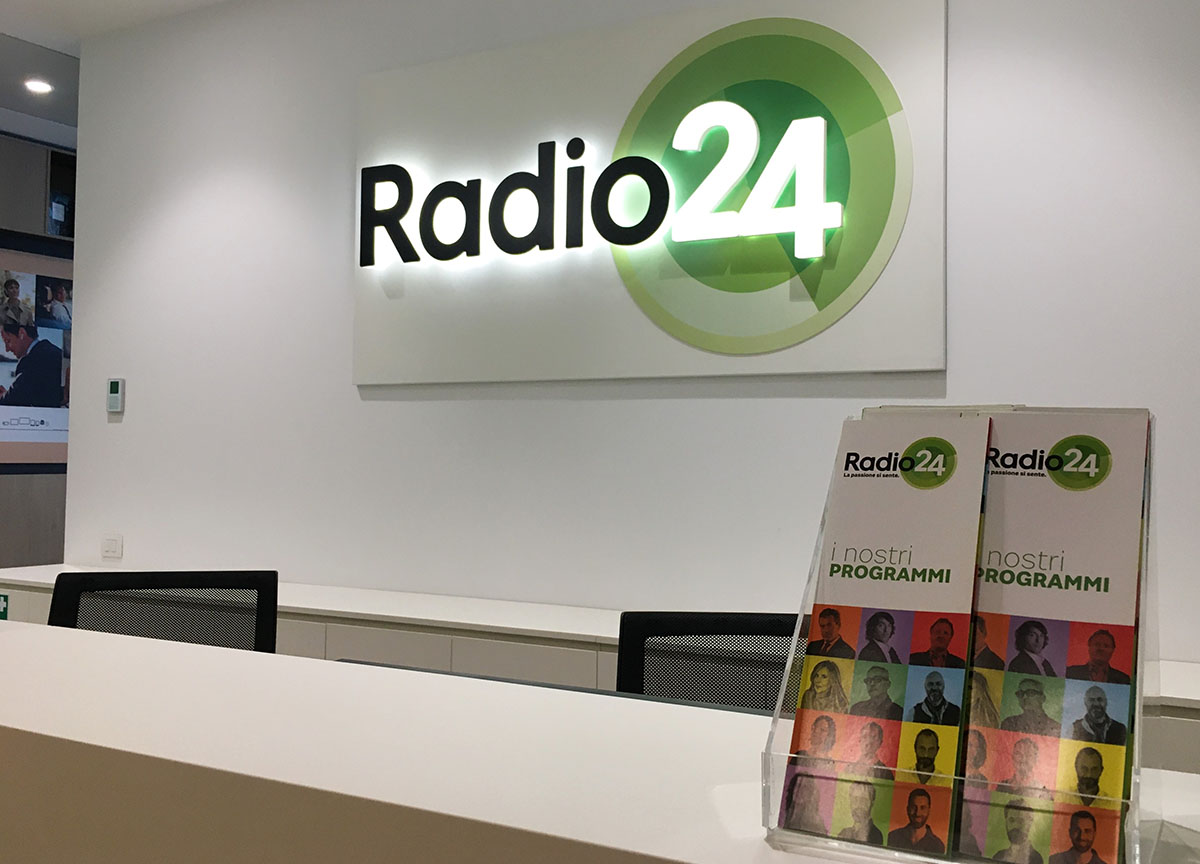 Manuel Agnelli a Radio 24 conduce un programma radiofonico Manuel Agnelli a Radio 24 conduce un programma radiofonico