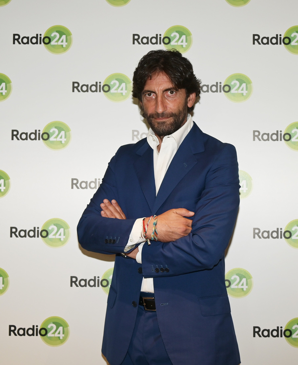 Manuel Agnelli a Radio 24 conduce un programma radiofonico Manuel Agnelli a Radio 24 conduce un programma radiofonico