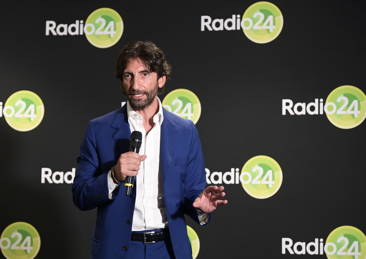 Manuel Agnelli a Radio 24 conduce un programma radiofonico Manuel Agnelli a Radio 24 conduce un programma radiofonico